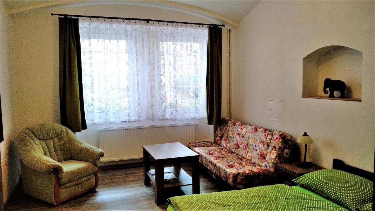 Kukacci Hnizdo Benesov nad Ploucnici